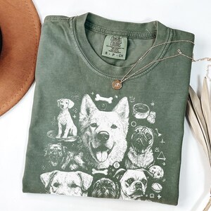 Camiseta Vintage com Estampa de Cachorro | Camiseta Floral com Retrato de Vários Cachorros | Presente Ideal para Amantes de Cães | Camiseta Retrô com Estampa de Cachorros da Comfort Colors