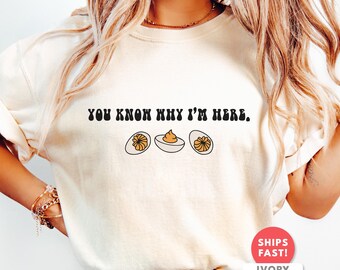 Camiseta Sarcástica de Ovos Recheados: Camiseta Comfort Colors "Você Sabe Por Que Estou Aqui" para Amantes da Gastronomia