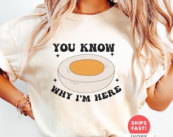 Camiseta engraçada com estampa de ovos recheados: Camiseta Comfort Colors "Você sabe por que estou aqui" para amantes da gastronomia.