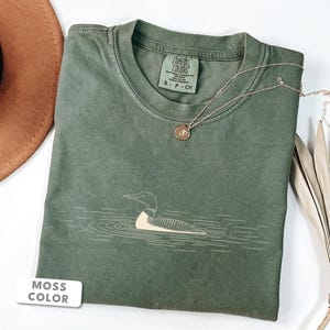 Camiseta de colimbo / Camiseta con estampado de colimbo común en el agua / Regalo para amantes de las aves de Comfort Colors / Camiseta de naturaleza y vida silvestre del lago imagen 4