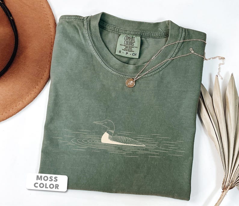 Camiseta de colimbo / Camiseta con estampado de colimbo común en el agua / Regalo para amantes de las aves de Comfort Colors / Camiseta de naturaleza y vida silvestre del lago imagen 4
