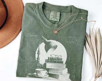 Maglietta Boho Bookworm: T-shirt Comfort Colors® con grafica per amanti dei libri