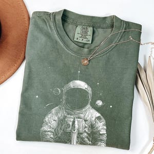 Ästhetisches Astronauten-Shirt, Vintage-Weltraum-T-Shirt, Retro Comfort Colors® Y2K Astronauten-Shirt, minimalistisches Astronauten-Grafik-T-Shirt, Nasa-Liebhaber-T-Shirt