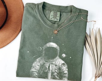 Koszulka z grafiką w stylu vintage z astronautą | Koszulka z ilustrowanym astronautą w stylu retro | Estetyczna bluzka w wygodnych kolorach | Prezent dla miłośnika astronomii