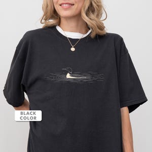 Camiseta de colimbo / Camiseta con estampado de colimbo común en el agua / Regalo para amantes de las aves de Comfort Colors / Camiseta de naturaleza y vida silvestre del lago imagen 2