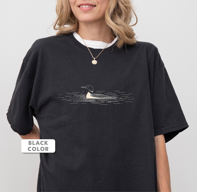 Camiseta de colimbo / Camiseta con estampado de colimbo común en el agua / Regalo para amantes de las aves de Comfort Colors / Camiseta de naturaleza y vida silvestre del lago imagen 2