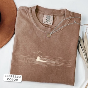 Camiseta de colimbo / Camiseta con estampado de colimbo común en el agua / Regalo para amantes de las aves de Comfort Colors / Camiseta de naturaleza y vida silvestre del lago imagen 3