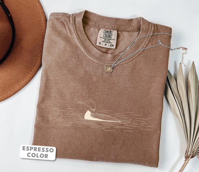 Camiseta de colimbo / Camiseta con estampado de colimbo común en el agua / Regalo para amantes de las aves de Comfort Colors / Camiseta de naturaleza y vida silvestre del lago imagen 3