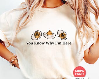Camiseta Sarcástica de Ovos Recheados: Camiseta Comfort Colors "Você Sabe Por Que Estou Aqui" para Amantes da Gastronomia
