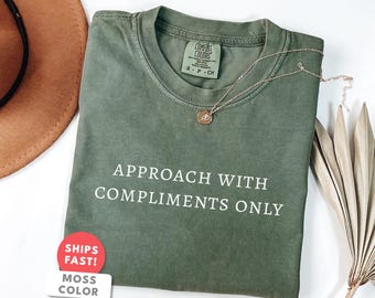 Maglietta "Approcciati solo con complimenti" / Maglietta sarcastica per la moglie / Regalo divertente per la moglie con colori comodi / Top con umorismo audace sul matrimonio