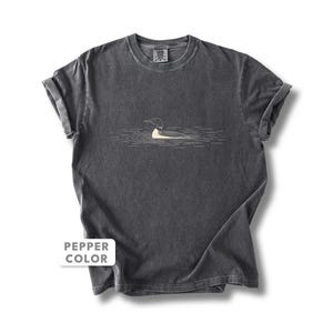 Camiseta de colimbo / Camiseta con estampado de colimbo común en el agua / Regalo para amantes de las aves de Comfort Colors / Camiseta de naturaleza y vida silvestre del lago imagen 6