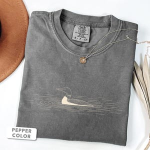 Camiseta de colimbo / Camiseta con estampado de colimbo común en el agua / Regalo para amantes de las aves de Comfort Colors / Camiseta de naturaleza y vida silvestre del lago imagen 5