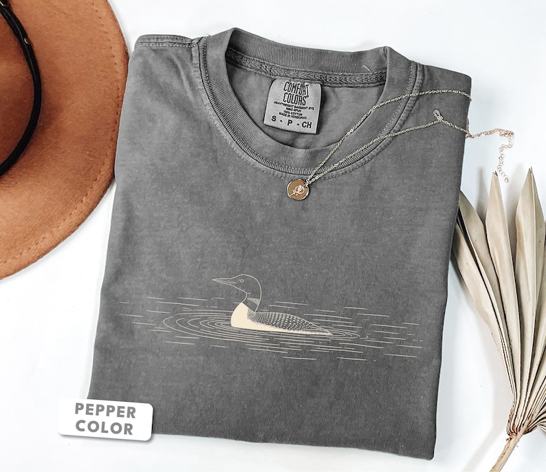 Camiseta de colimbo / Camiseta con estampado de colimbo común en el agua / Regalo para amantes de las aves de Comfort Colors / Camiseta de naturaleza y vida silvestre del lago imagen 5