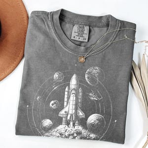 Rymdskeppsgrafik-tröja | Vintage retro rymdfärjetröja | Komfortfärger astronomigåva | Topp med himmelsk naturvetenskap