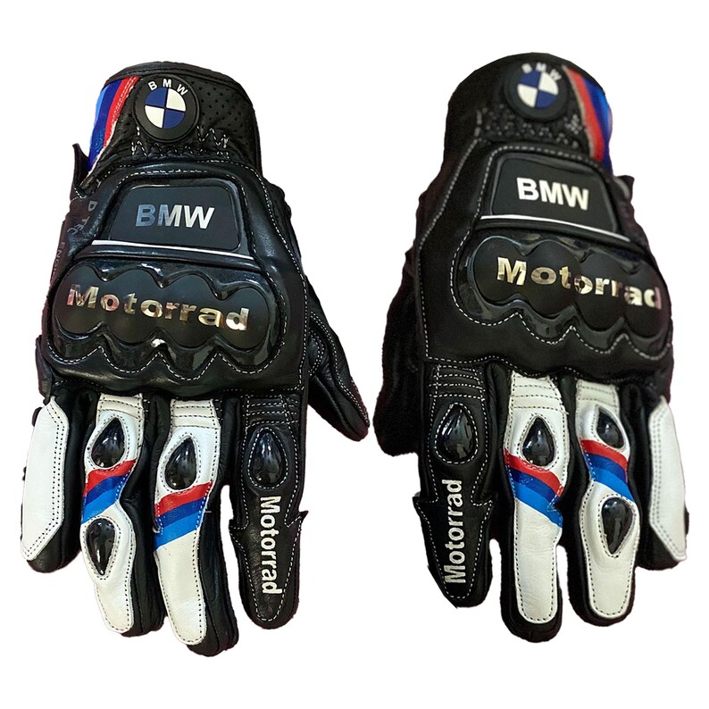 K&ouml;nnte beinhalten: Paar schwarze und wei&szlig;e Motorradhandschuhe mit dem BMW-Logo und dem Schriftzug "Motorrad". Die Handschuhe haben rote, wei&szlig;e und blaue Akzente und sind aus Leder. Entworfen f&uuml;r Schutz und Stil.