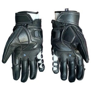 K&ouml;nnte beinhalten: Paar schwarze Motorradhandschuhe aus Leder mit wei&szlig;en Akzenten und N&auml;hten. Die Handschuhe haben gepolsterte Bereiche, einen Handgelenkriemen und das BMW-Logo. Sie sind f&uuml;r Schutz und Komfort beim Motorradfahren konzipiert.