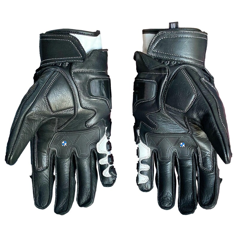 K&ouml;nnte beinhalten: Paar schwarze Motorradhandschuhe aus Leder mit wei&szlig;en Akzenten und N&auml;hten. Die Handschuhe haben gepolsterte Bereiche, einen Handgelenkriemen und das BMW-Logo. Sie sind f&uuml;r Schutz und Komfort beim Motorradfahren konzipiert.