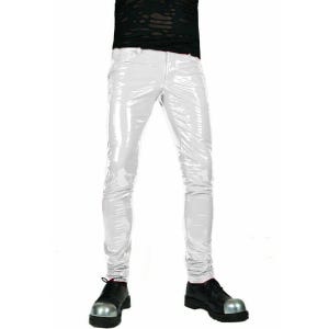 Può includere: Pantaloni bianchi, lucidi e skinny. I pantaloni hanno un aspetto lucido e bagnato. La persona indossa scarpe nere con puntali argentati. La parte superiore è una maglietta nera strappata.