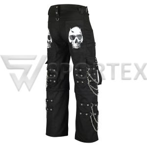 Op de afbeelding: Zwarte cargobroek met witte schedelafbeeldingen, metalen ogen en zilveren kettingen. De broek heeft meerdere zakken en verstelbare bandjes. Een unieke, edgy stijl.