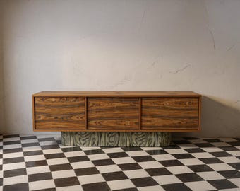 Credenza in palissandro impiallacciato, consolle multimediale geometrica