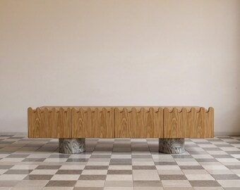 Credenza in legno impiallacciato, consolle multimediale geometrica, finitura naturale