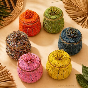 Puede incluir: Seis cajas de almacenamiento con cuentas en varios colores: naranja, verde, azul, amarillo, rosa y una caja multicolor. Cada caja tiene una tapa de cuentas a juego con un diseño floral. Las cajas están dispuestas sobre una superficie neutra.