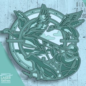 Puede incluir: Un diseño en capas de color verde azulado que presenta dos patos volando, un perro y una mira telescópica, dentro de un marco circular. Las palabras "DIGITAL FILES LASER CUT" están en la parte superior derecha. Los tipos de archivo son: SVG, CDR, DXF, AI, EPS y DWG.