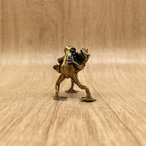 Vintage Brass Hugging Frogs Sculpture – Whimsical Animal Figurine for Desk Decor, Stress Relief, Gift for Frog Lovers, Retro Frog Ornament