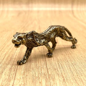 Brass Cheetah Figurine – Vintage Style Walking Leopard Sculpture for Desk, Office Decor, Motivational Gift, Symbol of Speed and Success