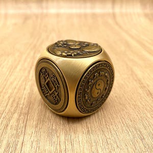 Bola giratoria de la fortuna grande de latón: Yin Yang, símbolos del zodíaco, prosperidad y longevidad. Juguete antiestrés Feng Shui para escritorio y hogar.