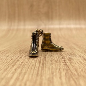 Brass Work Boot Charm Keychain – Retro Industrial Style Combat Boot Pendant for Punk Lovers, Backpack Accessory or Gift for Travelers