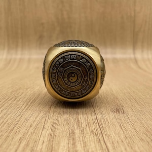 Brass Spinning Dice – Vintage Copper Six-Sided Fortune Cube with Tai Chi, Auspicious Symbols & Yin-Yang Totem – Desk Ornament for Luck
