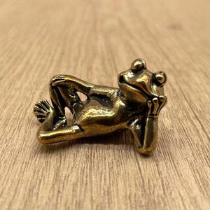 Brass Thinking Frog Figurine – Retro Copper Reclining Frog Sculpture – Whimsical Desk Ornament – Lazy Life Philosophy Decor