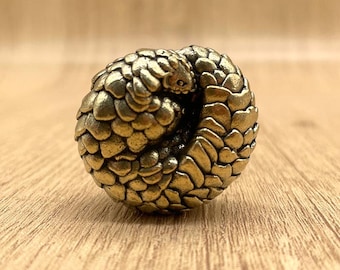 Brass Pangolin Figurine – Vintage Handcrafted Solid Copper Sculpture - Ideal Gift for Wildlife Lover - Decoration for Bookshelf and Home