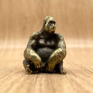Sitting Gorilla Brass Ornament – Handcrafted King Kong Statue, Vintage Copper Ape Sculpture, Symbol of Strength, Courage and Protection