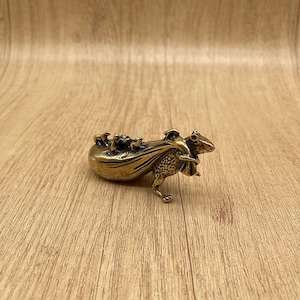 Vintage Style Brass Wealth Mouse Figurine – Rats Carrying Gold Sack Copper Sculpture for Desk or Home Decor, Symbol of Wisdom and Prosperity