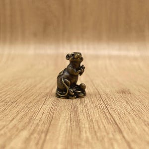 Vintage Brass Lucky Mouse Statue Holding Coins – Symbol of Clever Wealth, Copper Feng Shui Miniature Ornament Gift