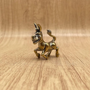 Vintage Messing Esel Figur mit spielerischem Lächeln - Humorvolle Schreibtischverzierung, Symbol für Fleiß und Freude, lustiges Geschenk für Eselliebhaber