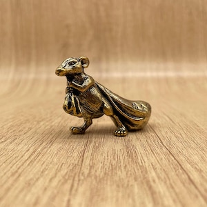 Statuetta vintage in ottone raffigurante un canguro portafortuna con sacco di soldi – Simbolo di fortuna, resilienza e buona fortuna – Decorazione regalo culturale unica