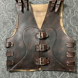 Handgjord sliten läderbikerväst: Flätad steampunk-rustning