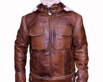 Può includere: Giacca in pelle marrone con colletto e fodera in montone. La giacca presenta due tasche frontali, una chiusura con zip e dettagli di cuciture bianche. La giacca ha un aspetto vintage e vissuto.