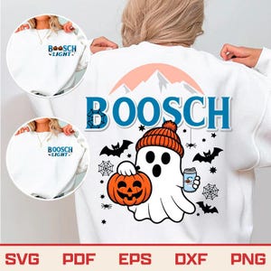 Op de afbeelding: Witte sweatshirt met "BOOSCH" en een bergmotief. De achterkant heeft een spook met een oranje muts, die een pompoen en een drankje vasthoudt. Extra afbeeldingen zijn vleermuizen, spinnenwebben en sterren. De voorkant heeft "BOOSCH LIGHT".