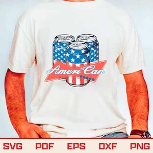 Puede incluir: Camiseta blanca con un diseño gráfico de tres latas de bebidas con un diseño patriótico. Las latas tienen patrones de estrellas azules y rayas rojas y blancas. El texto "Ameri Can" se muestra en una pancarta roja.