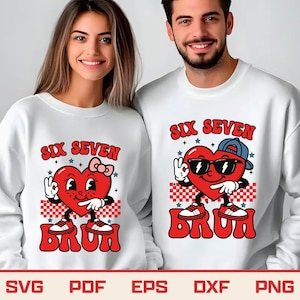 Może przedstawiać: Dwie białe bluzy z nadrukiem w stylu retro z sercem. Jedno serce ma kokardę, drugie nosi okulary przeciwsłoneczne i czapkę. Oba mają napis "SIX SEVEN" i "BRUH" w kolorze czerwonym, z wzorem w szachownicę. Projekt jest w stylu vintage.