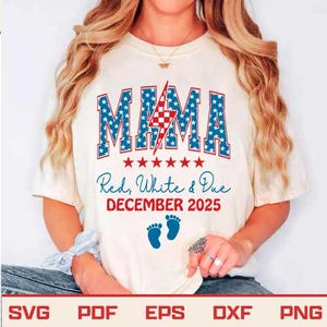 Puede incluir: Camiseta color crema con la palabra "MAMA" en letras azules con estrellas blancas, un rayo rojo y blanco, y el texto "Red, White & Due DECEMBER 2025" con huellas azules.