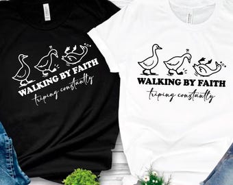 クリスチャン SVG PNG、信仰によって歩む 常につまずく SVG、三羽のガチョウ PNG Tシャツ昇華 DTF 転写デザイン つまずくガチョウ PNG SVG