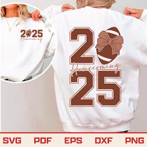 Könnte beinhalten: Weißes Sweatshirt mit einem braunen Football-Motiv und dem Text "2025 Homecoming". Das Design beinhaltet die Zahlen "20" und "25" in einer fetten, braunen Schrift, mit einem Football und einer Schleife. Der Text "Homecoming" ist kursiv geschrieben.
