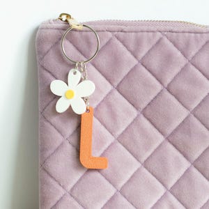 Sleutelhanger bloem, sleutelhanger aangepaste naamletter, sleutelhanger esthetische kinderen, schattige sleutelhanger, handgemaakte sleutelhanger, gepersonaliseerde initiaal madeliefje sleutelhanger