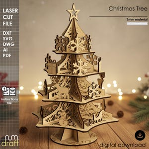 Pode incluir: Uma árvore de Natal de madeira cortada a laser com recortes de flocos de neve, presentes, renas e bonecos de neve. A árvore tem uma estrela no topo e é feita de material de 3 mm. A imagem inclui o texto "Christmas Tree" e "digital download".