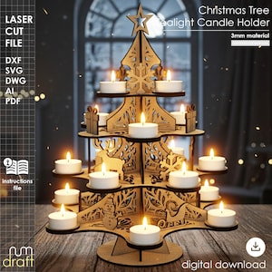 Puede incluir: Un portavelas de árbol de Navidad de madera cortada con láser. El árbol presenta múltiples niveles para sostener velas encendidas, con recortes decorativos de copos de nieve, renos y regalos. El árbol está coronado con una estrella y tiene el texto "Christmas Tree Tealight Candle Holder".